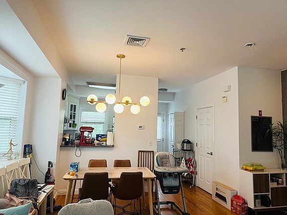 2nd image of 523 Hancock St #10
