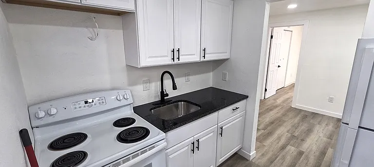 1023 Wallace Ave — Photo 2