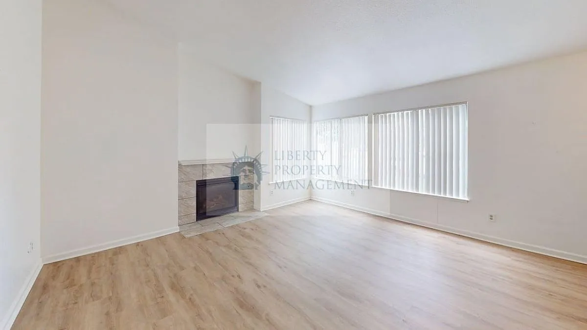 2 bed, 904 sqft, $1,595 — Photo 3