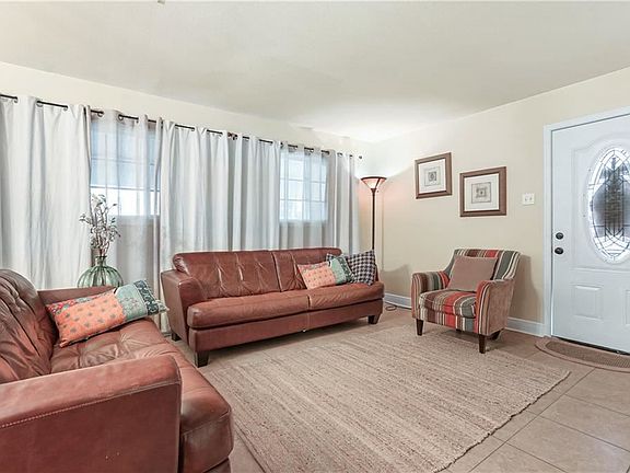 4th image of 317 Amapola Cir