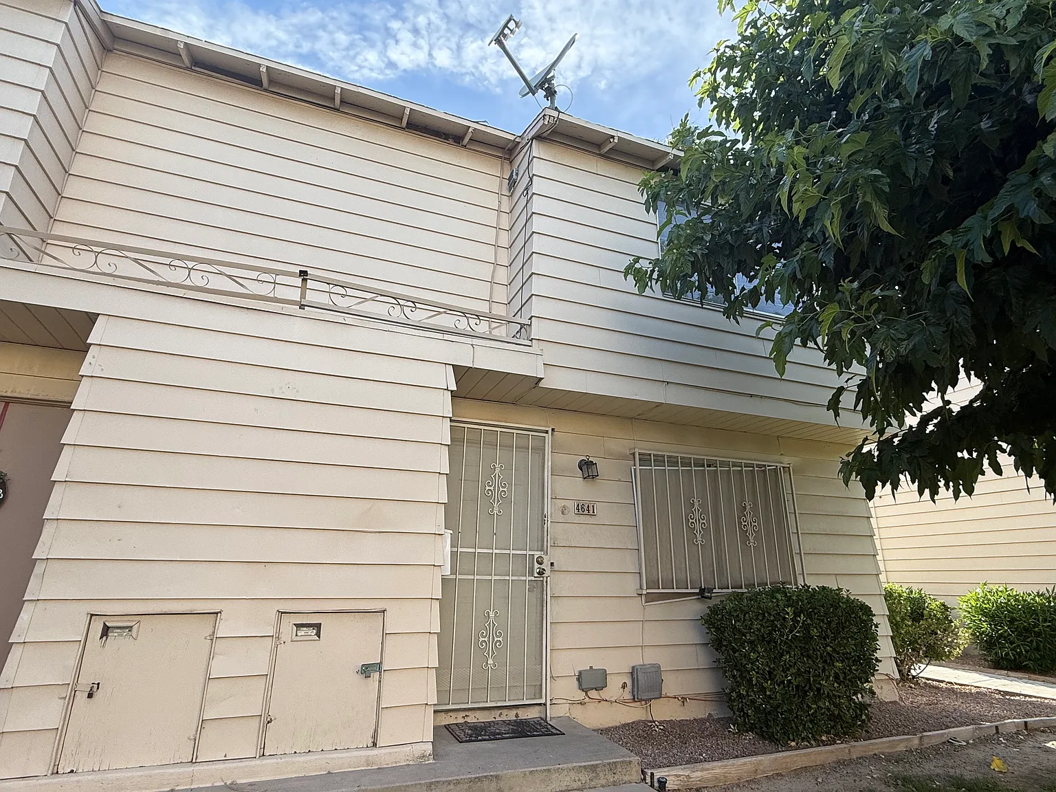 3 bed, 1.5 bath, 1010 sqft, $1,495 — Photo 1