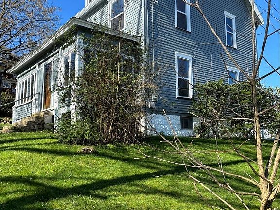 3rd image of 906 Lafayette St