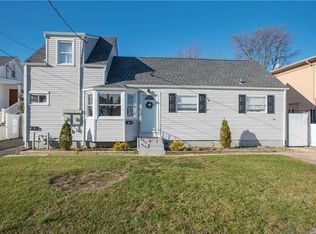 10 McKinley Ave, Lindenhurst, NY 11757
