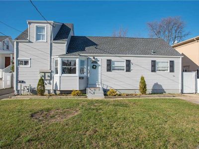 10 McKinley Ave, Lindenhurst, NY, 11757