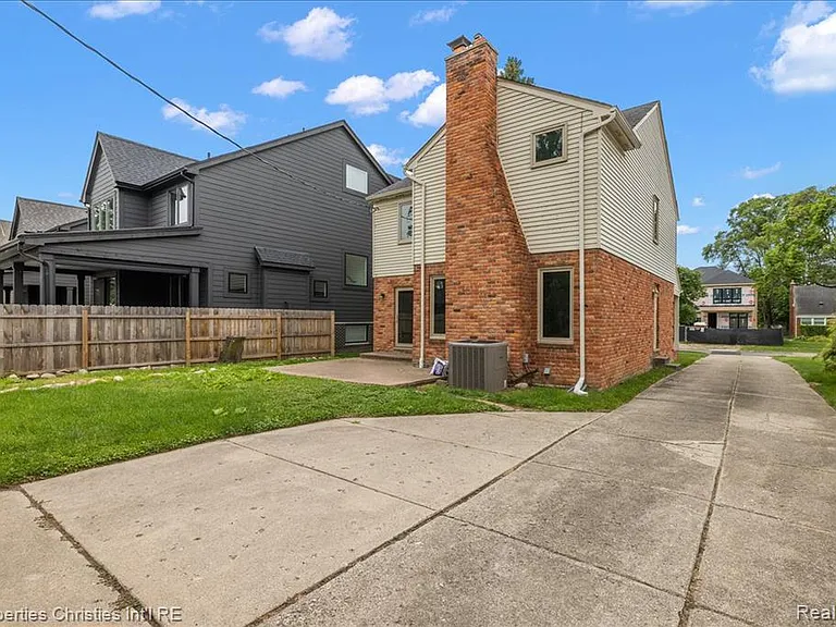 2635 Dorchester Rd — Photo 39