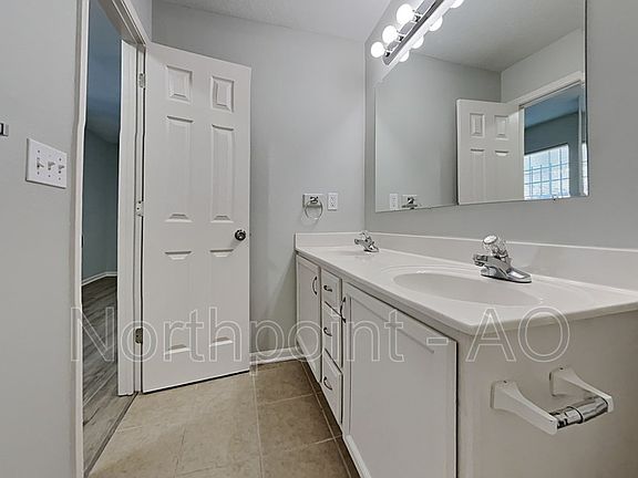 4th image of 4132 Woodland Ave