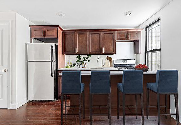 4th image of 185A Quincy St APT 1