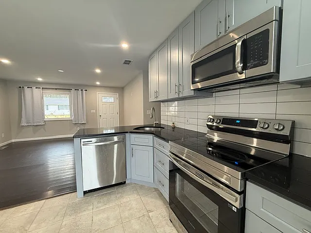 3 bed, 1000 sqft, $3,000 — Photo 2