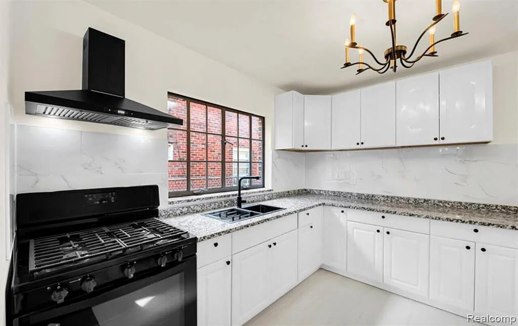 3 bed, 3.0 bath, 2919 sqft, $4,000 — Photo 2