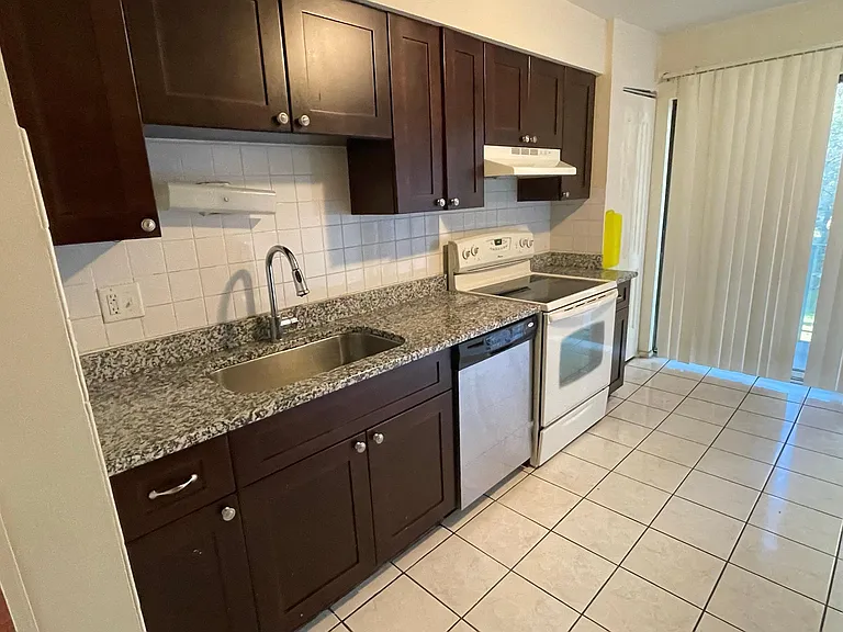1702 W Victoria Dr #202 — Photo 3