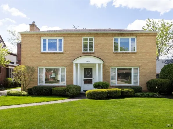 205 Deerhurst Park Blvd, Buffalo, NY 14217