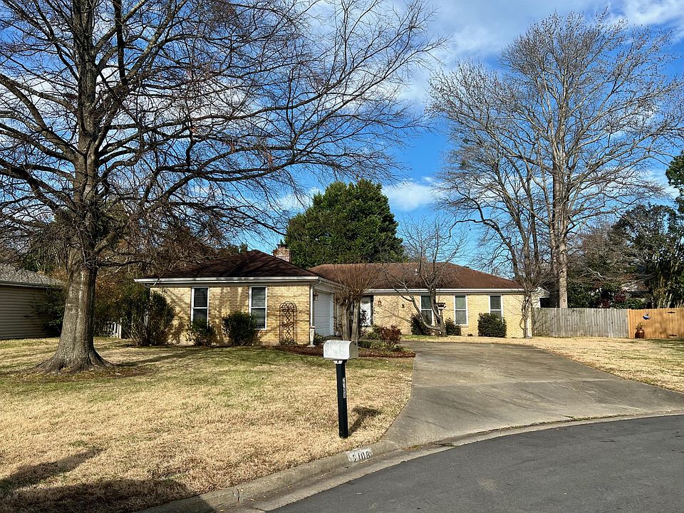 Home on cul-de-sac in sought after Great Neck Meadows.