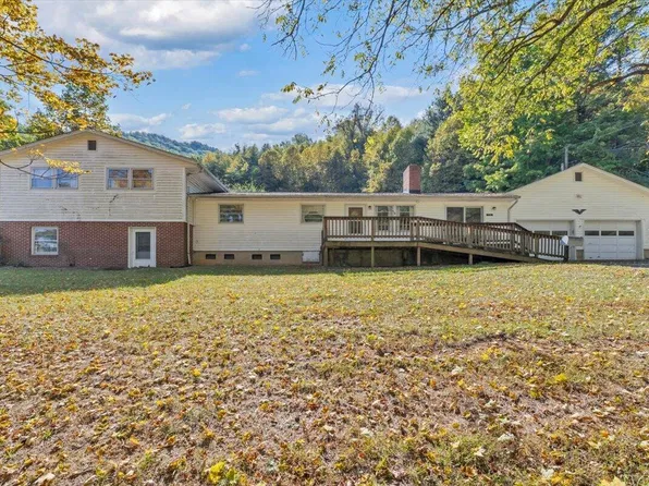 715 Greenway Hollow Rd, Troutville, VA 24175