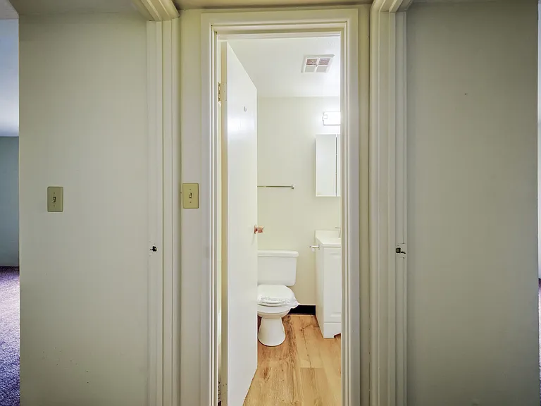 Greenwich Manor Apartments — Photo 38