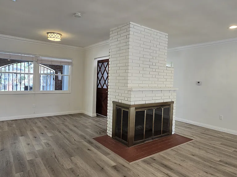 521 N Vermont Ave — Photo 3