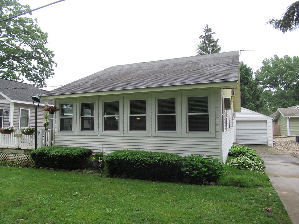 1st image of 62325 Oakwood Ave