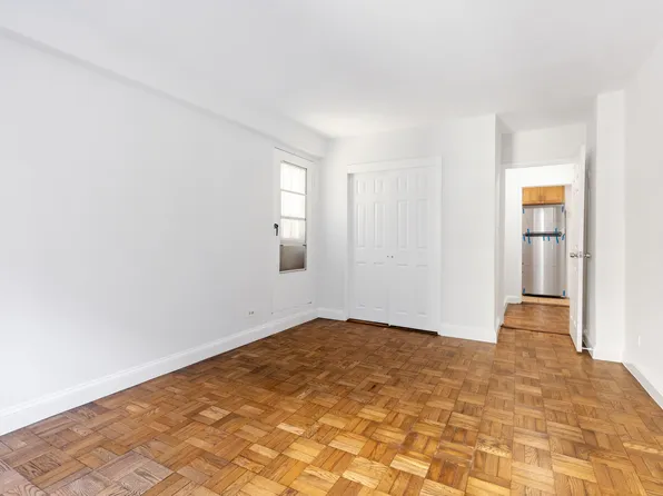 200 East 15th Street image 7 of 12