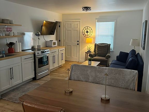 4th image of 6 Brookside Cir