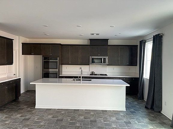 4th image of 831 Dahlia Ave #0