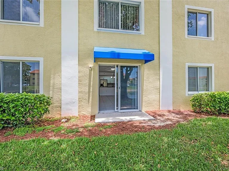8244 Key Royal Cir #615 — Photo 12
