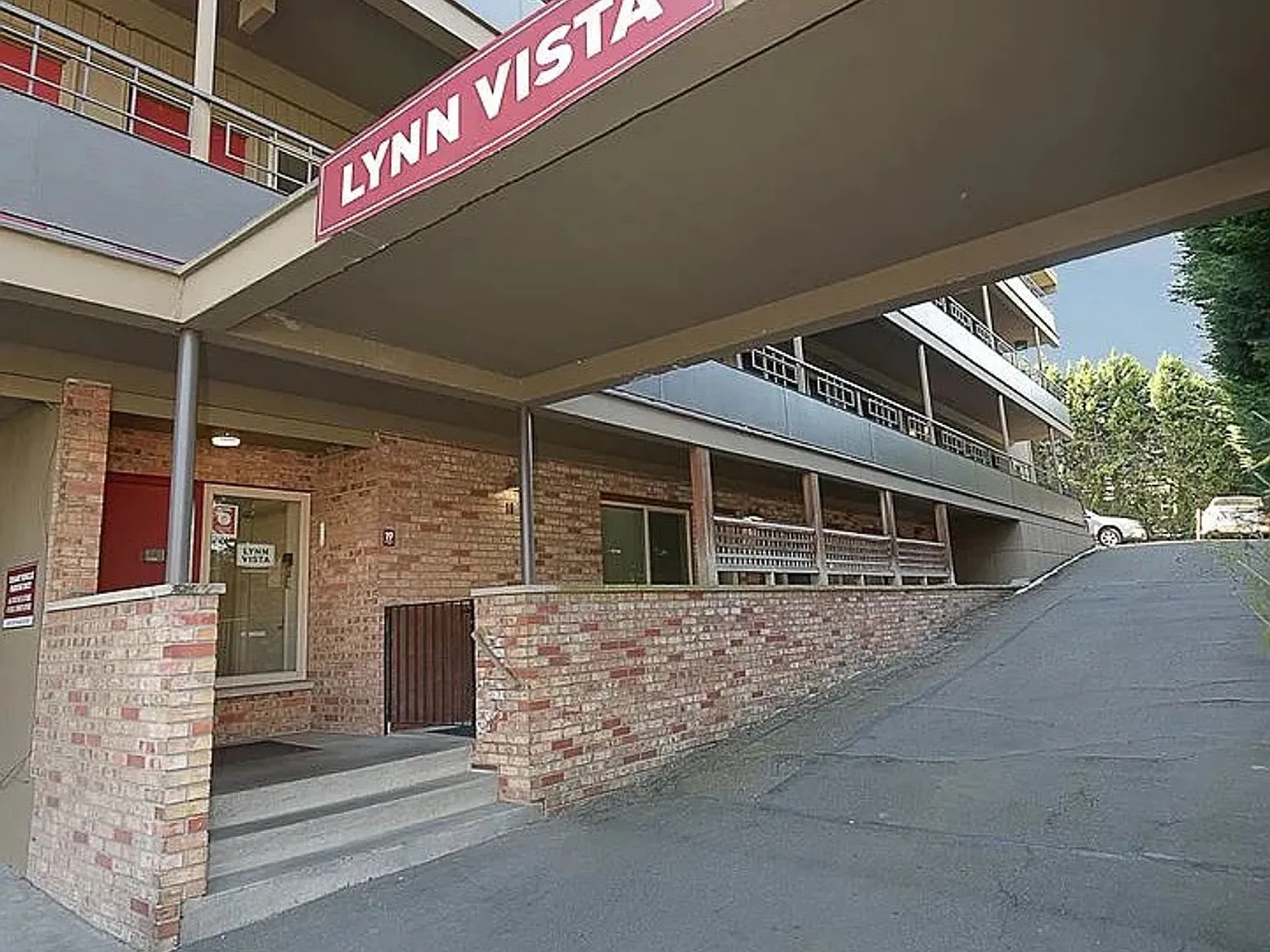 Lynn Vista — Photo 2