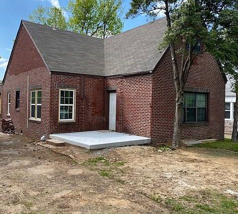 3rd image of 832 S Knoxville Ave