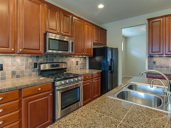  Gourmet kitchen 