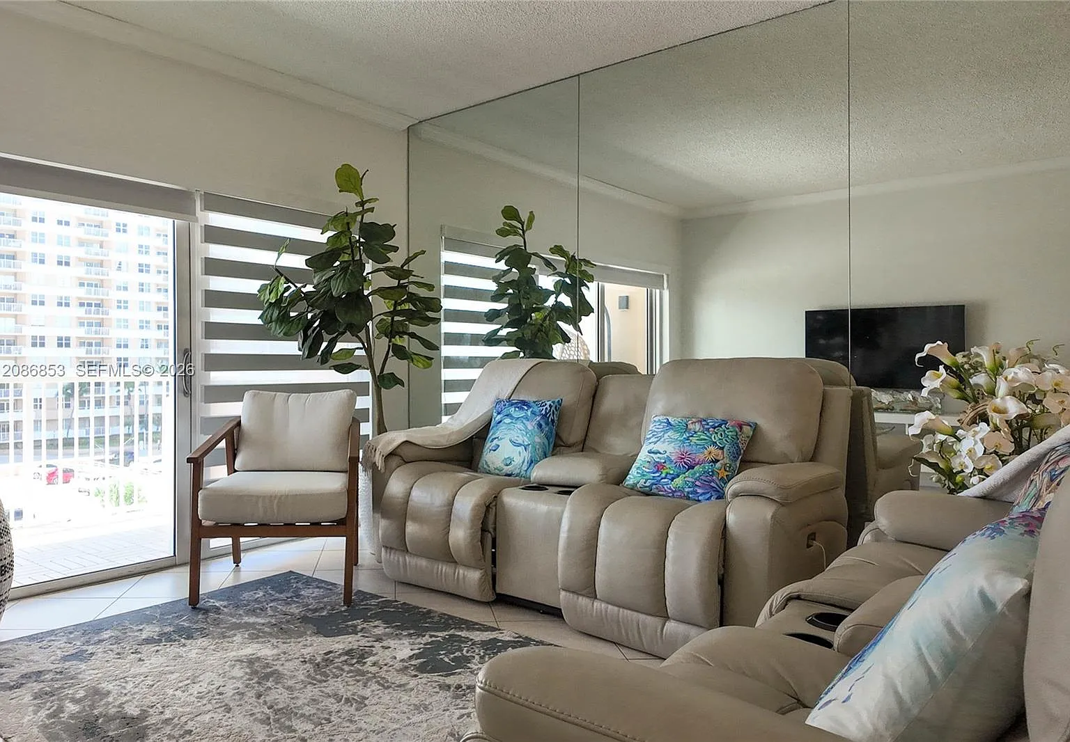 Hemispheres Condo — Photo 4