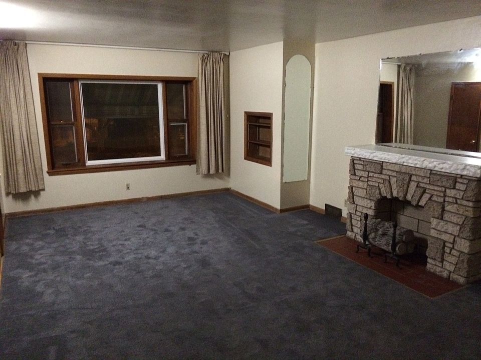 Living Room w/faux fireplace