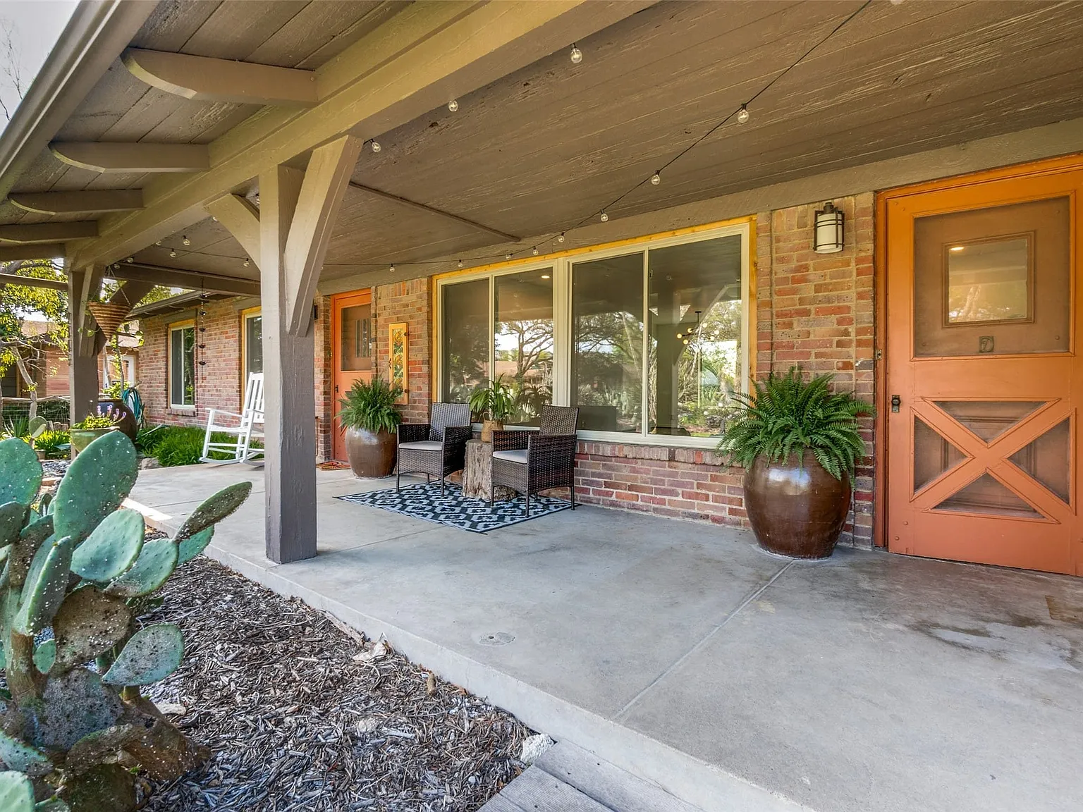 2 bed, 1.0 bath, 1300 sqft, $2,500 — Photo 3