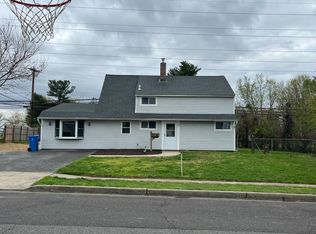 59 Grasspond Rd, Levittown, PA 19057