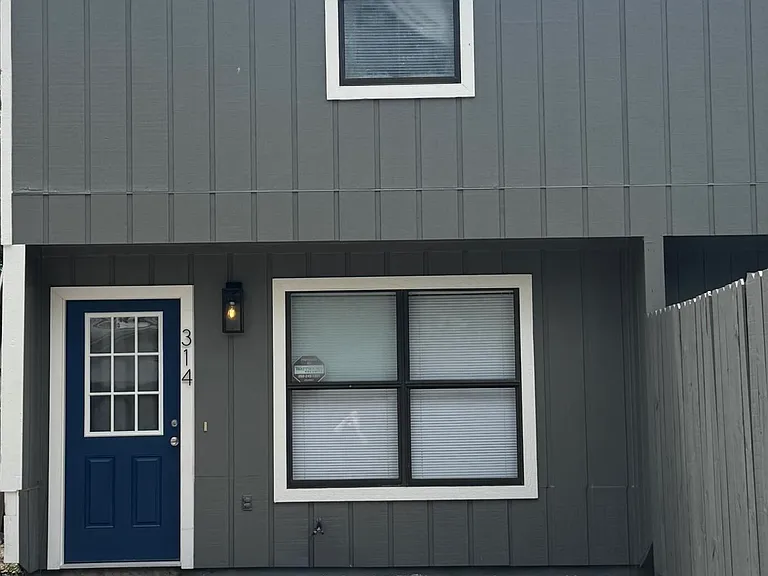 314 E 1st Ct — Photo 2