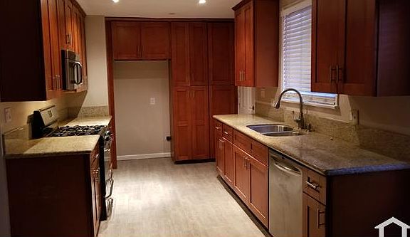 5th image of 11124 S Manhattan Pl