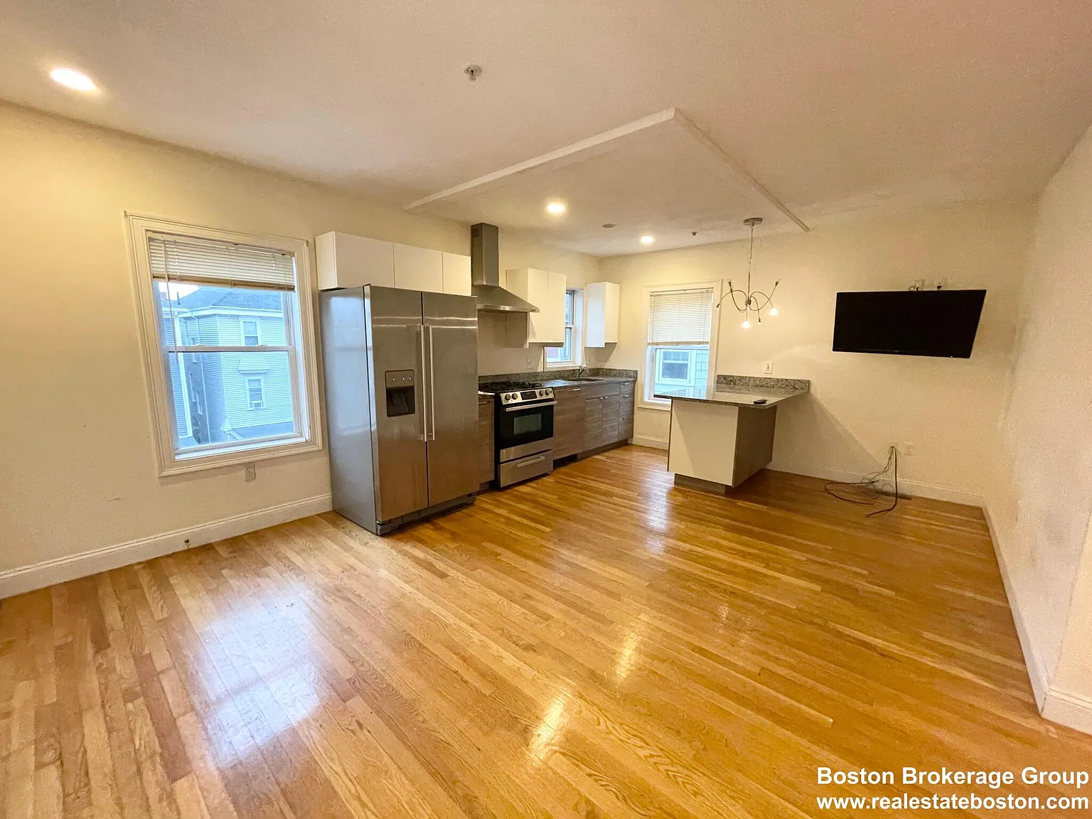 4 bed, 9999 sqft, $3,000 — Photo 2
