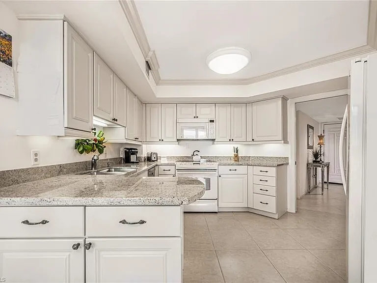 4551 Gulf Shore Blvd N #605 — Photo 16
