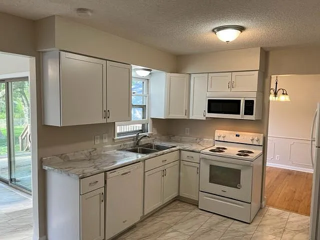 4 bed, 2.5 bath, 1876 sqft, $1,950 — Photo 3