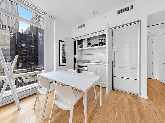 3rd image of 18 W 48th St APT 18B