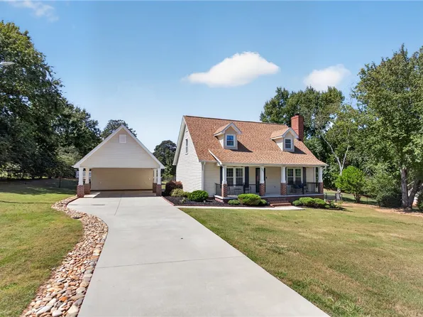 307 Country Gln, Pelzer, SC 29669