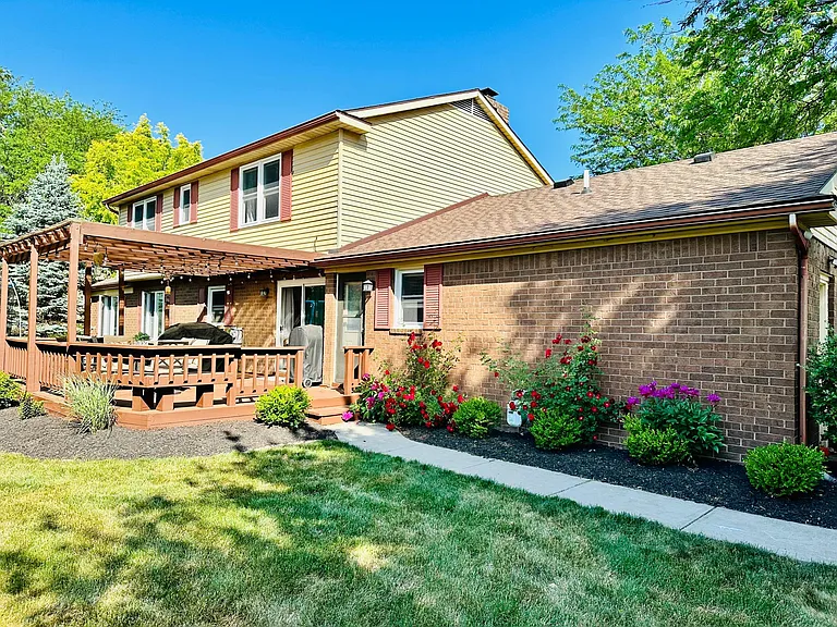 8 Applewood Ct W — Photo 19