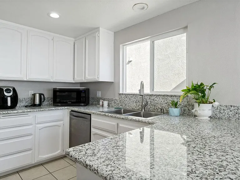 1050 E Fallbrook Ave — Photo 9
