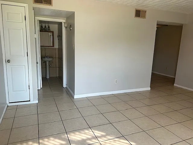 Bowmanor Garden Apartments — Photo 26