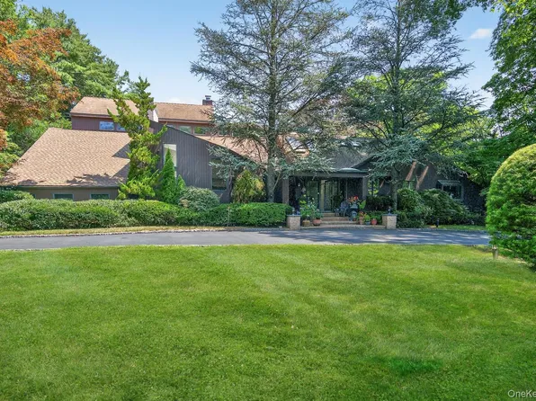9 Applegreen Drive, Old Westbury, NY 11568