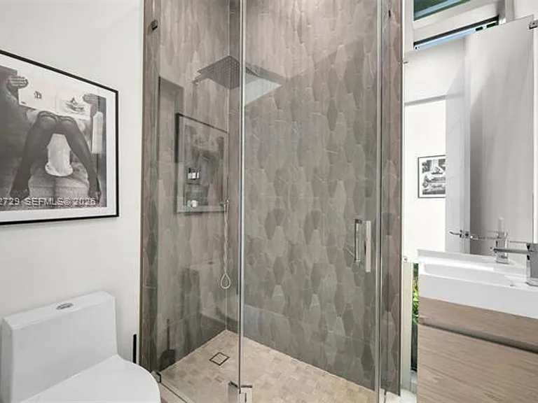 1201 W 47th St — Photo 31