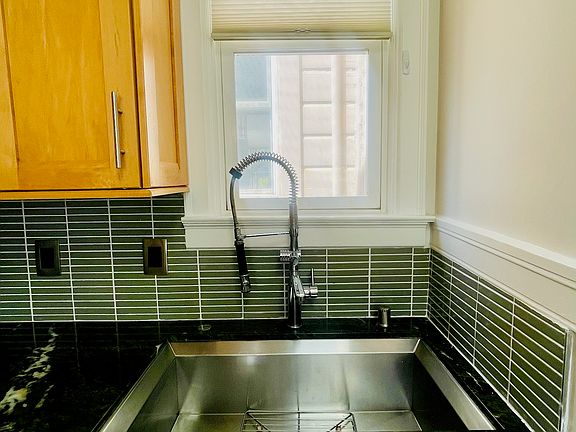 5th image of 131 Pixley St