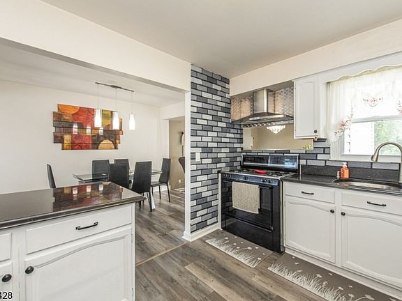 4th image of 11 Hansen St