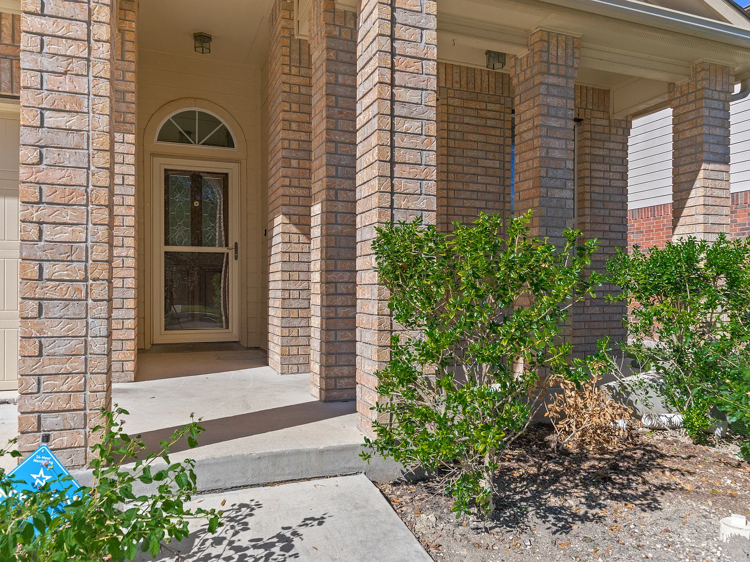 Spacious 4-Bed Home with Island Kitchen, Private Patio & Fenced Yard in Schertz — Photo 2