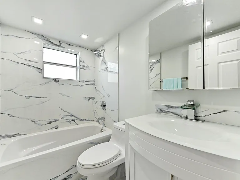 548 Burgundy St #L — Photo 12
