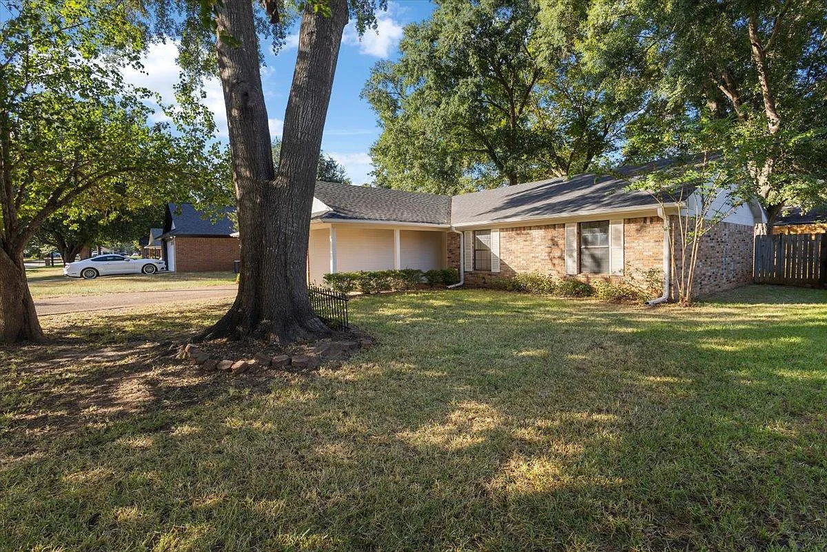 907 Peggy Dr — Photo 3