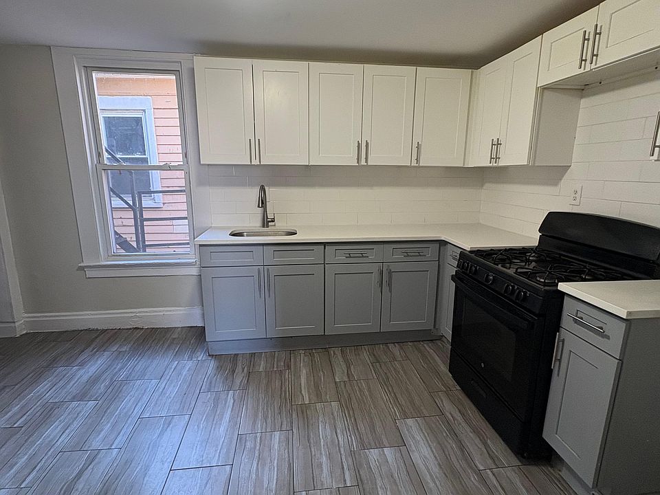 1st image of 17 Nassau Pl #2