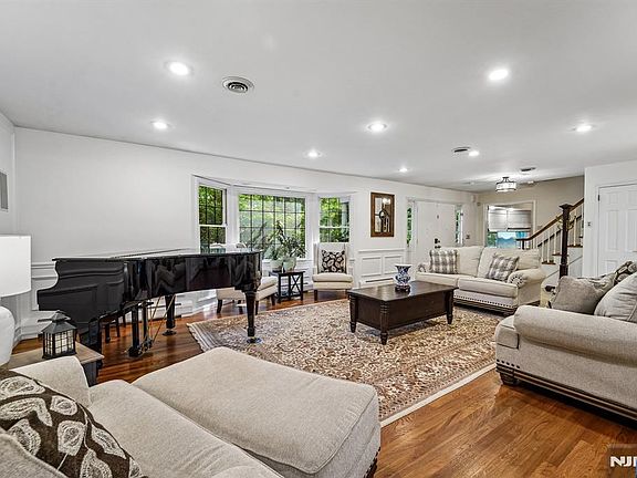 3rd image of 105 Deerhorn Ct